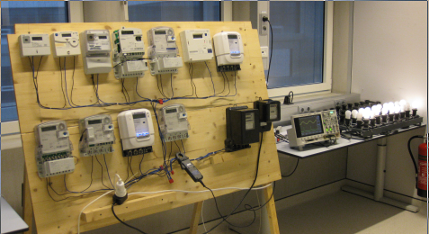 Testopstelling met elektronische meters en lampen