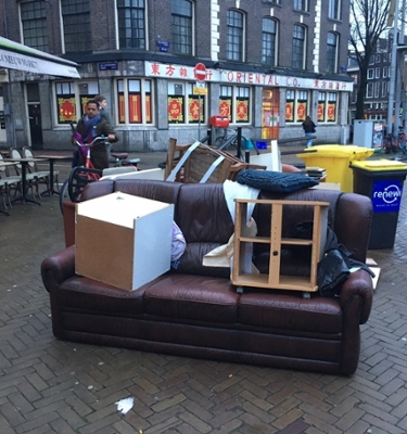 Grof afval op straat